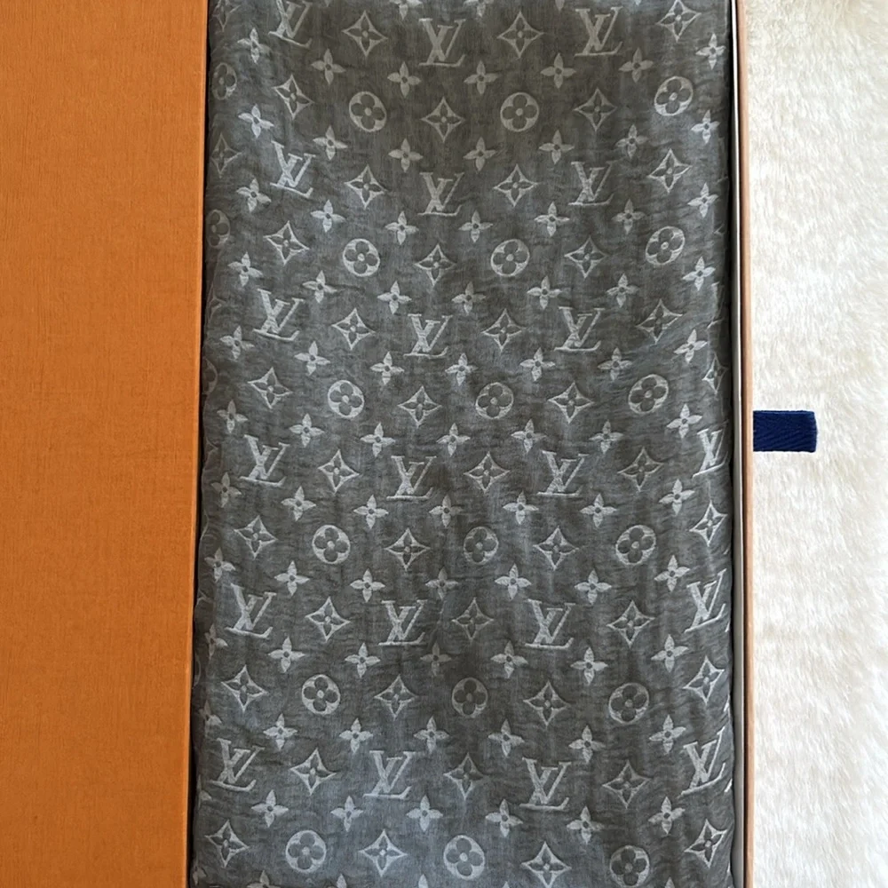 Louis Vuitton Monogram LV Silk Stole - Picture 3 of 12
